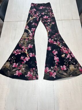 Yoga Democracy XS Original Bell Black Cherry Blossom Leggings